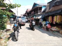 Personil polsek Kapuas Tengah rutin Patroli ke pasar harian Pujon desa Pujon.