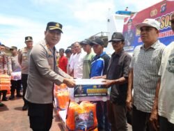 Kapolda Kalteng Didampingi Kapolres Barsel Serahkan Bansos Dan Bedah Rumah