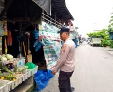 Personil polsek Kapuas Tengah rutin Patroli ke pasar harian Pujon desa Pujon.