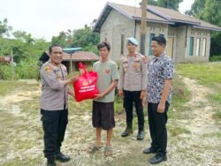 Aksi Jumat Berkah, Kapolres Murung Raya Salurkan Bansos Kepada Warga Di Sekitaran Mako