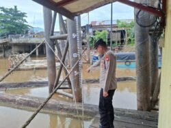 Polsek Dusun Selatan Patroli Dialogis, Cek Ketinggian Air Antisipasi Banjir di Pelabuhan