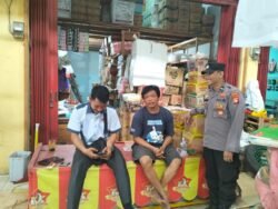 Personel Polsek Dusel Gencar Sosialisasikan Terkait Larangan Pungli Dengan Warga Masyarakat