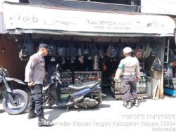 Piket polsek Kapuas Tengah rutin Patroli ke pasar harian Pujon desa Pujon.