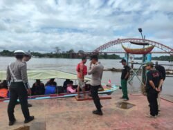 Personel Polres Murung Raya Cek Berkala Debit Air Sungai Barito