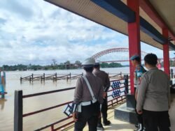 Waspada Banjir, Personel Polres Murung Raya Cek Berkala Debit Air Sungai Barito