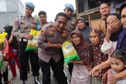 Peduli Banjir, Kapolres Murung Raya Beri Bantuan Beras Kepada Warga Di Kelurahan Puruk Cahu Seberang