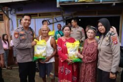 Polres Murung Raya Bagi Sembako Beras Untuk Warga Korban Dampak Banjir