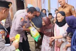 Polisi Berikan Bantuan sembako Kepada Korban Banjir Di Kelurahan Puruk Cahu Seberang