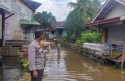 Bhabinkamtibmas Polsek Permata Intan Cek Kondisi Debit Air Sungai Barito