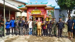Danramil 1207-03/ Pontianak Barat Bersama Ormas Karya Bakti Pembersihan Klenteng di Wilayah  Pontianak Barat