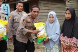 Polri Peduli, Polres Murung Raya Bagi Sembako Beras Untuk Warga Korban Dampak Banjir dan Lansia