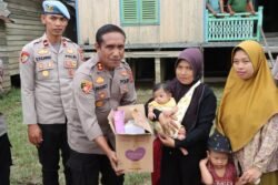 Wujud Kepedulian, Kapolres Murung Raya Sasar Warga Yang Terkena Dampak Banjir Salurkan Bansos