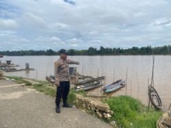 Personel Polsek Dusel Patroli Dialogis, Cek Ketinggian Air Antisipasi Banjir