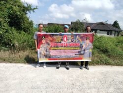 Cegah penambang liar, Personil polsek Kapuas tengah berikan Imbauan ilegal mining.
