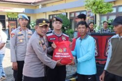 Peduli, Kapolres Murung Raya Berikan Bansos Kepada Pegawai Harian Lepas