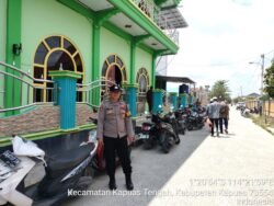 Personil Polsek Kapuas Tengah laksanakan PAM shalat Jum’at di masjid Al Furqon Pujon.