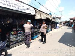 Piket polsek Kapuas Tengah rutin Patroli ke pasar harian Pujon desa Pujon.