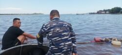 Personel Posal Sungai Kakap Kodaeral XII Evakuasi Perahu Nelayan Tenggelam di Muara Sungai Kakap