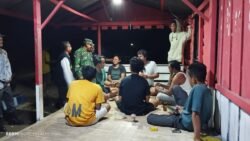 Wujudkan Keamanan Lingkungan, Babinsa dan Linmas Patroli di Desa Nalui
