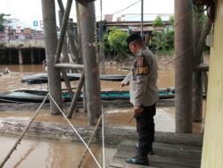 Personel Polsek Dusel Patroli Dialogis, Cek Ketinggian Air Di Pelabuhan Pasar Lama Buntok