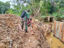 Hadir Di Lokasi Pembangunan Pintu Air Irigasi, Sertu Abdullah Pastikan Kegiatan Berjalan Lancar Sesuai Harapan