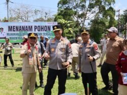 Kunker Bersama Gubernur Dan Pangdam, Kapolda Kalteng Di Dampingi Kapolres Barsel Hadiri Penanaman Pohon Dan Pelepasan Bibit Ikan