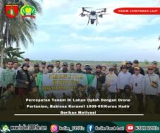 Babinsa Koramil 1009-05/Kurau Hadir Motivasi Petani Saat Aplikasi Drone Pertanian di Desa Binaan