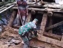 Gotong Royong Babinsa dan Warga Patikalain Kembalikan Akses Jembatan yang Terdampak Longsor