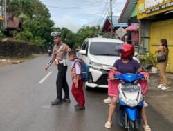 Satlantas Polres Murung Raya Laksanakan Gatur dan Bantu Pelajar Menyeberang Jalan