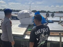 Satpolairud Polres Kapuas Cek Kelengkapan Alat Keselamatan kapal yang melintas DAS Kapuas