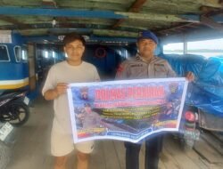 Satpolairud Polres Kapuas Cek Kelengkapan Alat Keselamatan kapal yang melintas DAS Kapuas
