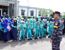 Antusiasme Siswa SD IT Darul Ihsan Pontianak Kunjungi KRI Sembilang-850
