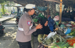 Polwan Presisi Polres Sukamara Hadir di Pasar Saik, Sosialisasikan Layanan 110