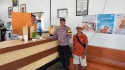 Jaga Keamanan Di Objek Vital Kantor Pos, Polsek Kapuas Barat Melakukan Patroli Rutin Di Area Sekitar