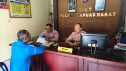 Siap Melayani Personil SPKT Kapuas Barat  Rutin Tingkat Keamanan Dan Kenyamanan Masyarakat Yang Datang