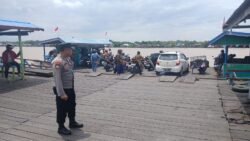 Antisipasi Adanya Gangguan Kamtibmas , Polsek Kapuas Barat Patroli Ke Feri Penyeberangan Mandomai Guna Memberikan Rasa Aman