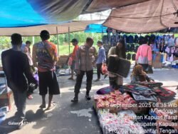 Patroli Pasar Jum’at Personil Polsek Kapuas Barat Jaga keamanan Dan Ketertiban Sekitarnya