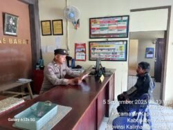 Siap Melayani Personil SPKT Kapuas Barat  Rutin Tingkat Keamanan Dan Kenyamanan Masyarakat Yang Datang