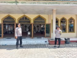 Ciptakan Rasa Aman Personil Polsek Kapuas Barat Melaksanakan Pengamanan Sholat Jumat