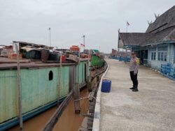 Antisipasi Aksi Gangguan Kamtibmas, Polsek Kapuas Barat Lakukan Patroli Di Pelabuhan Mandomai