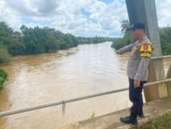 Antisipasi Perubahan Debit Air: Polsek Kahut Gunung Mas Siap Hadapi Potensi Banjir