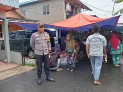 Patroli Dengan Cara Jalan Kaki Kepasar, Personil Polsek Kapuas Barat Antisipasi Tindak Kejahatan