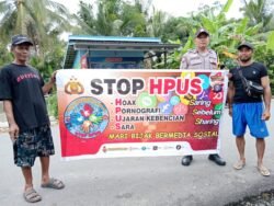 Jaga Kamtibmas Di Wilayah Kecamatan Kapuas Barat, Personil Polsek Kapuas Barat Sosialisasikan Stop HPUS Pakai Media Spanduk