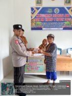 Personil Polsek Kapuas Barat Dampingi Pemerintah Desa Dalam Penyaluran Dana BLT- DD Di Desa Basuta Raya
