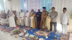 Anggota Polsek Kapuas Barat Ikut Hadiri Kegiatan Peringatan Maulid Nabi Muhammad SAW Tahun 1447 h/2025 Dengan Warga Masyarakat Di Mesjid Al Falah Kelurahan Mandomai
