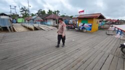 Memastikan Kegiatan Feri Penyeberangan Yang Berada Di Saka Mangkahai Berjalan Lancar, Patroli Polsek Kapuas Barat Lakukan Pemantauan