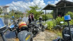 Polres Sukamara Patroli di Pemukiman Tergenang Banjir Jalan M. Saleh