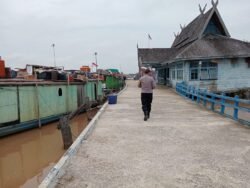 Jalin Silahturahmi Dengan Masyarakat, Personil Polsek Kapuas Barat Sampaikan Pesan Kamtibmas