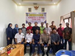 Anggota Kepolisian Dari Polsek Kapuas Barat Menghadiri  Musdes Di Desa Basuta Raya