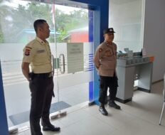 Guna Mencegah Terjadinya Gangguan Kamtibmas, Polsek Kapuas Barat Lakukan Patroli Ke Pasar Dan Bank BRI Mandomai